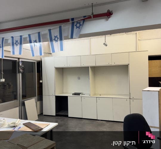 הרכבת ארון קיר ומערכת ריהוט מודולרית לבנה במשרד